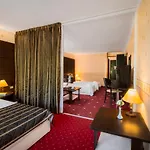 Elpida Hotel